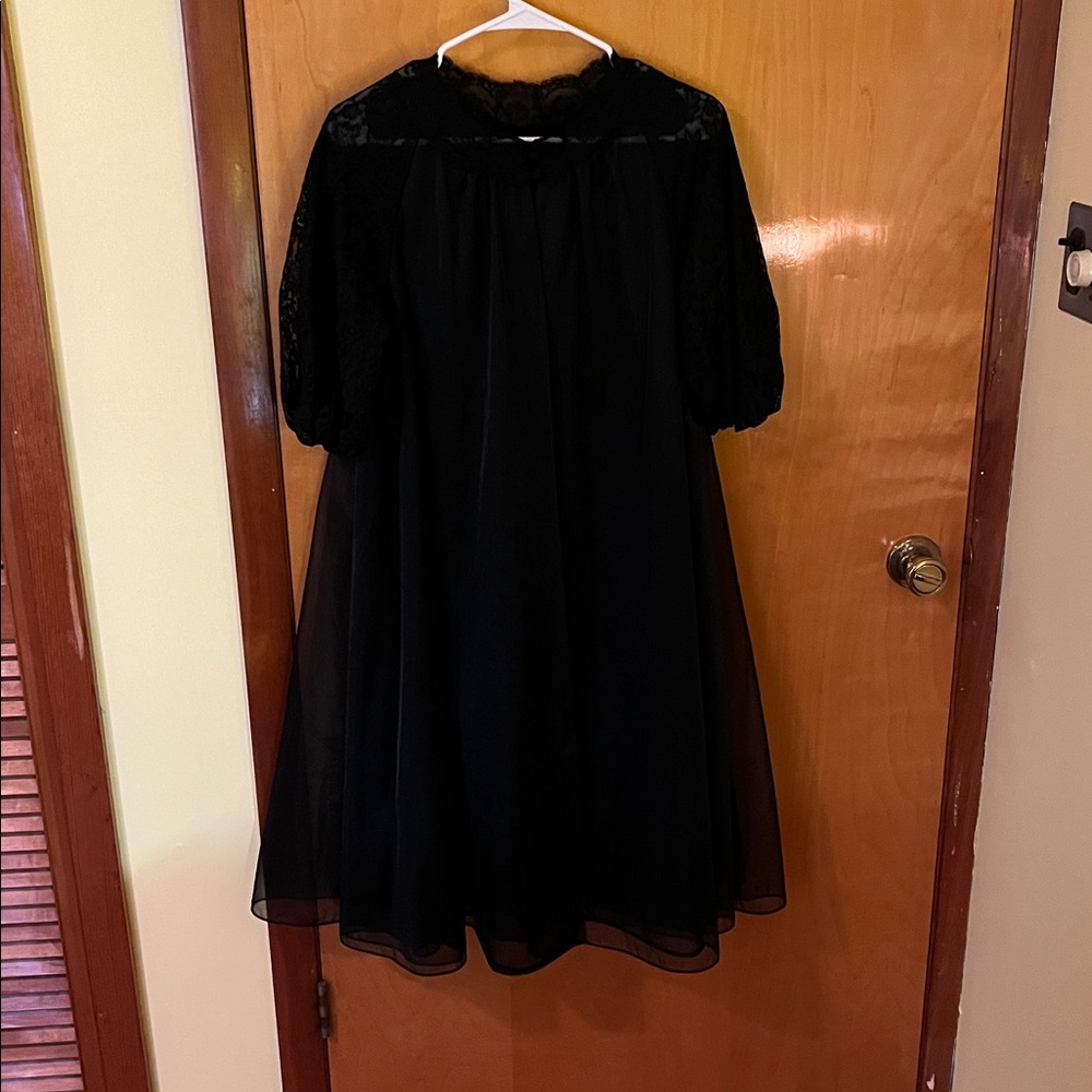 Elegant Black Lace Nightgown and Peignoir Set